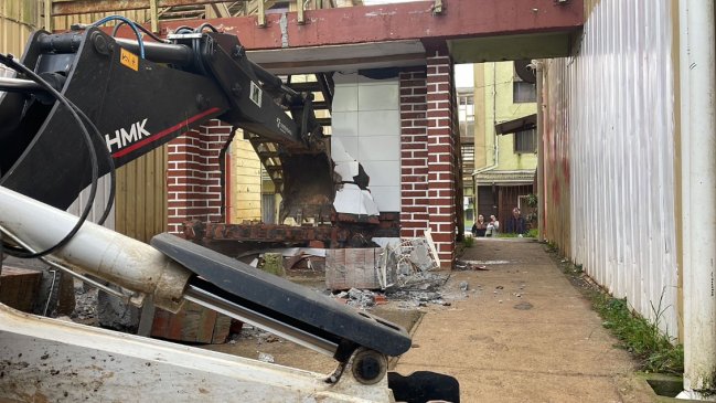   Autoridades demolieron narcomausoleo en Talcahuano 