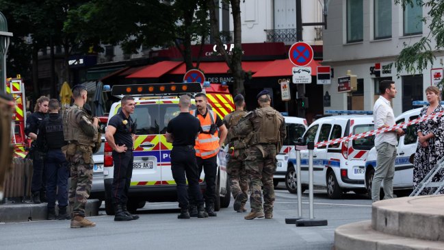   Vehículo embistió contra un bar en París: Dos muertos y tres heridos 