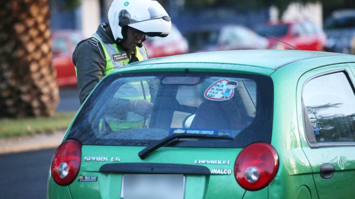¿Qué luces están prohibidas usar en la patente del vehículo y cuáles son las multas?