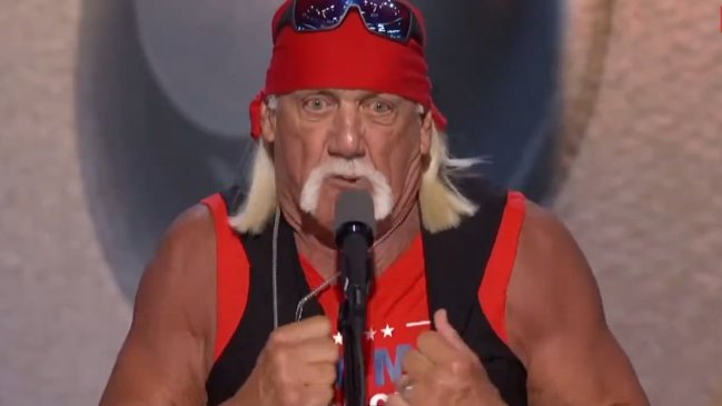   [VIDEO] Hulk Hogan rompió su polera para mostrar apoyo a Donald Trump 