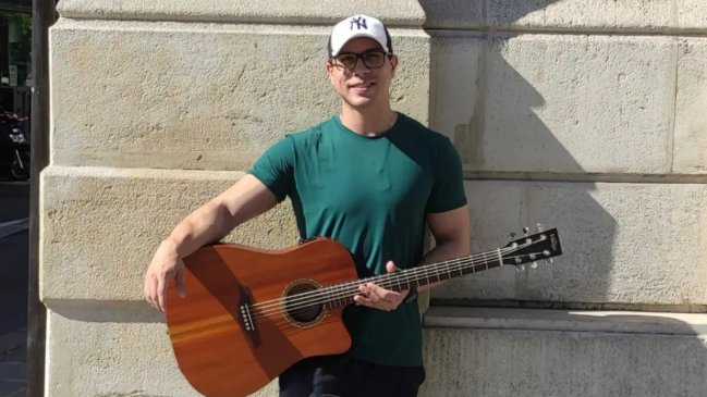 Cantante brasileño Ayres Sasaki murió electrocutado arriba del escenario