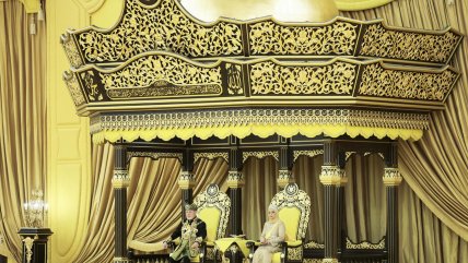   Rey de Malasia es investido en una vistosa ceremonia 