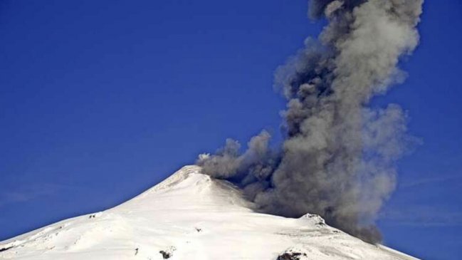   Volcán Villarrica registró nuevo pulso eruptivo: Columna alcanzó 780 metros de altura 