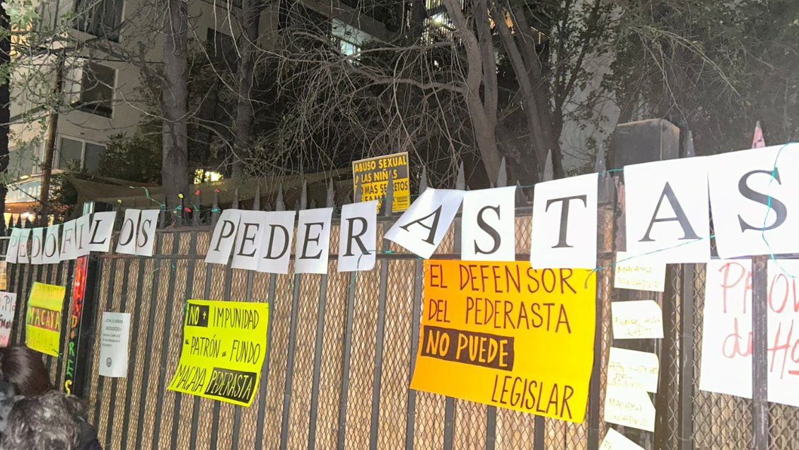 Feministas protestan en sede UDI por excarcelación de Eduardo Macaya