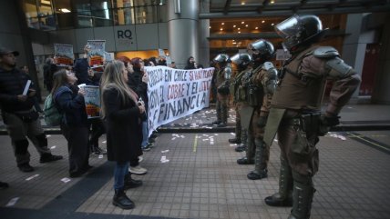  Manifestantes exigieron mayores ayudas sociales en el exterior de Codelco 