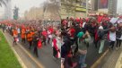 Multitudinaria marcha de manipuladoras de alimentos por el centro de Santiago