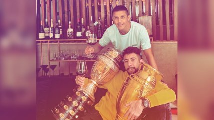   Alexis Sánchez y Mauricio Isla posaron con los trofeos de la Copa América 
