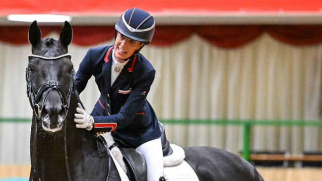 La jinete Charlotte Dujardin se bajó de París 2024 al ser investigada por maltrato a un caballo