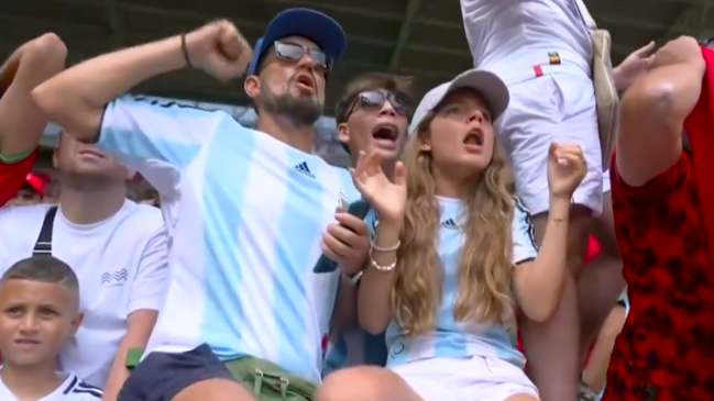   [VIDEO] Hincha argentina cayó al celebrar empate ante Marruecos que luego fue anulado 