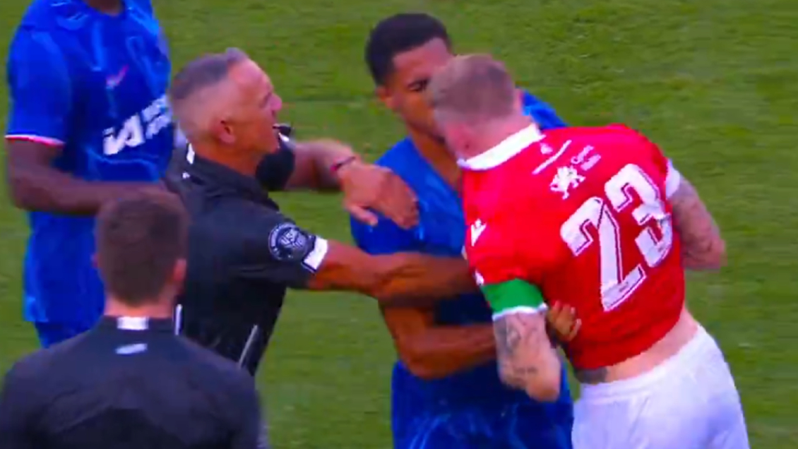 [VIDEO] Amistoso de Chelsea y Wrexham tuvo fuerte encontrón a los dos minutos