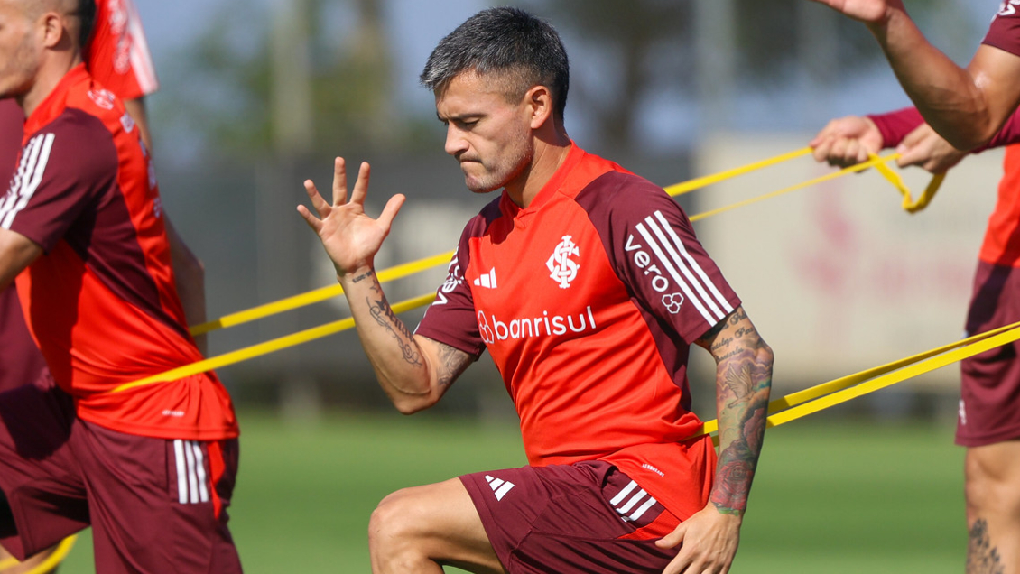 Inter de Porto Alegre está llano a buscar una salida para Charles Aránguiz