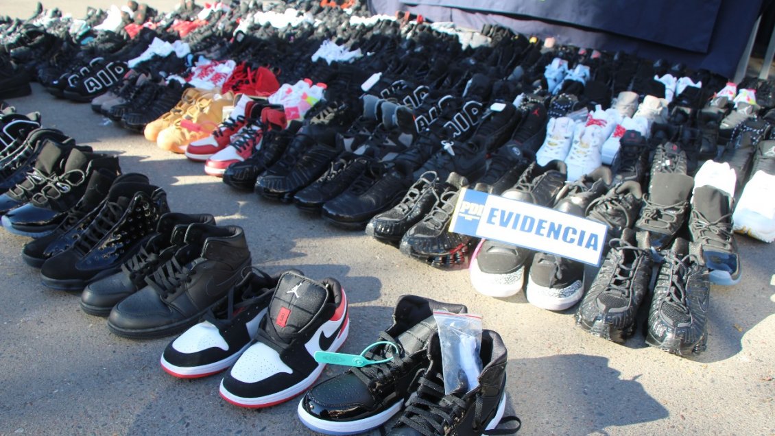 Zapatillas falsas promocionadas por 