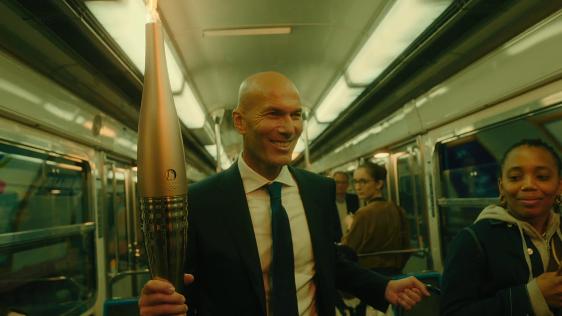 Zidane fue parte de la inauguración de París 2024 con llamativo relevo de la antorcha olímpica