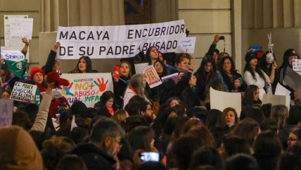  Masiva protesta contra senador Macaya y su padre condenado por abuso de menores  