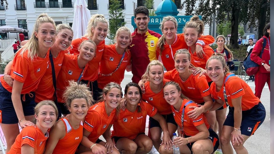 [VIDEO] Deportistas neerlandesas corrieron para una foto con Carlos Alcaraz