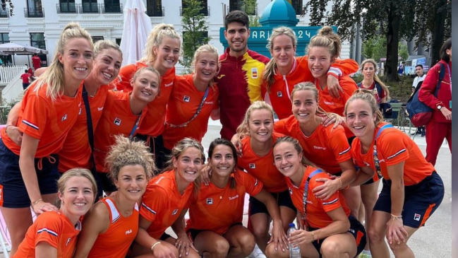 [VIDEO] Deportistas neerlandesas corrieron para una foto con Carlos Alcaraz