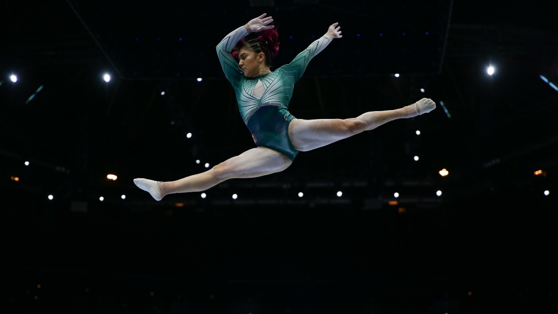 [VIDEO] Gimnasta mexicana sufrió aparatosa caída, pero se levantó sonriente