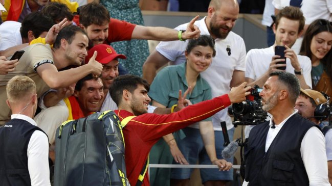 Alcaraz superó los contratiempos físicos y aceleró a octavos de los JJ.OO.