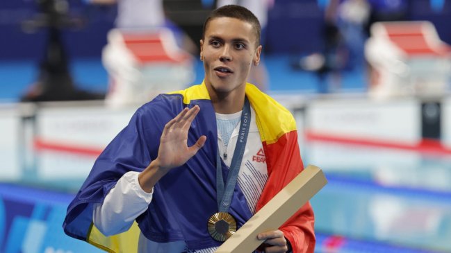 Rumano Popovici regresó a la cima de la natación olímpica
