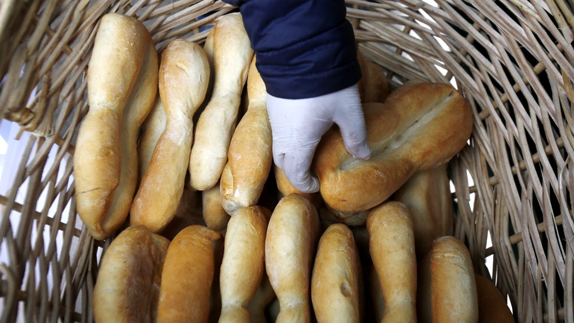 Mujer escondió marihuana y cocaína en una marraqueta para un amigo preso