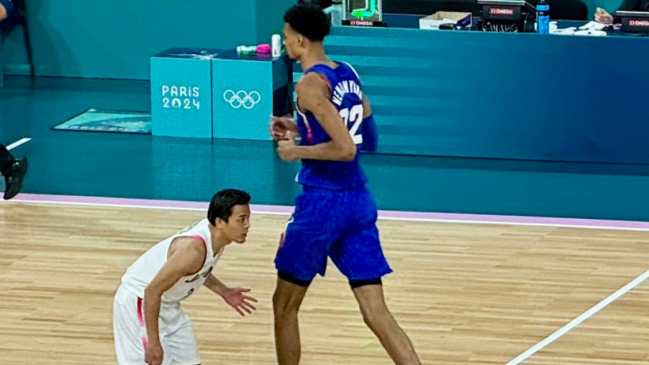 La foto viral del baloncesto en París: El jugador más alto contra el más bajo