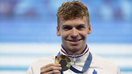   El francés Léon Marchand celebró dos medallas de oro consecutivas en París 2024 