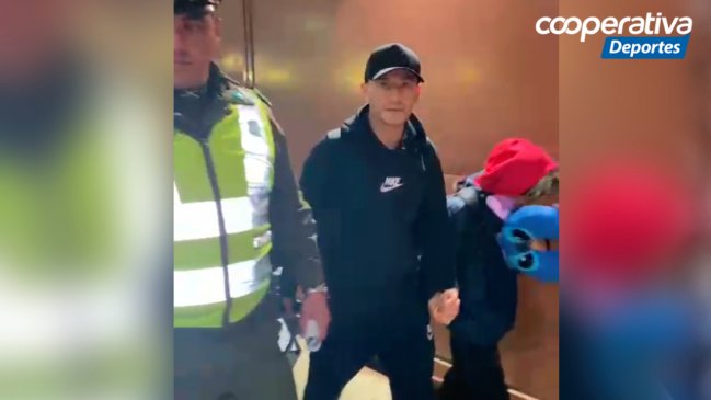 ¡Príncipe azul! Charles Aránguiz arribó a Chile para concretar su regreso a la U