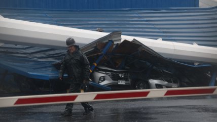   Varios autos destruidos en Talcahuano: Antena cayó sobre estacionamiento 