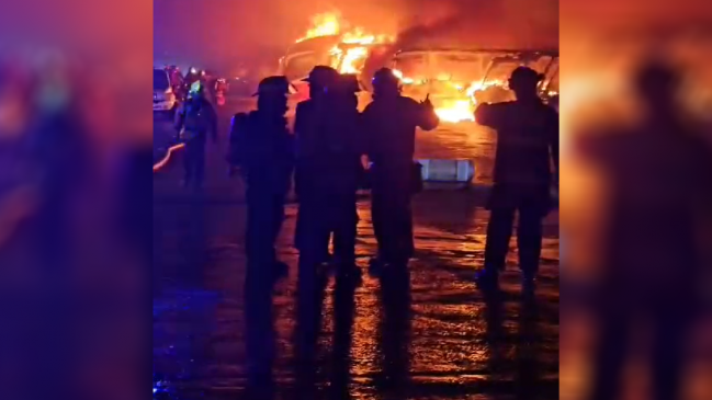  Incendio consumió 17 microbuses en garita de Playa Ancha  