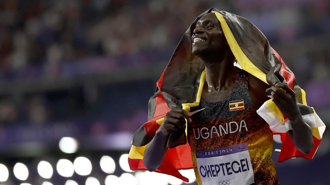 Joshua Cheptegei deslumbró en París 2024 con oro y récord olímpico en los 10.000 metros