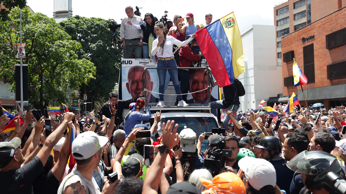 Machado y González Urrutia urgen a policías y militares a impedir 