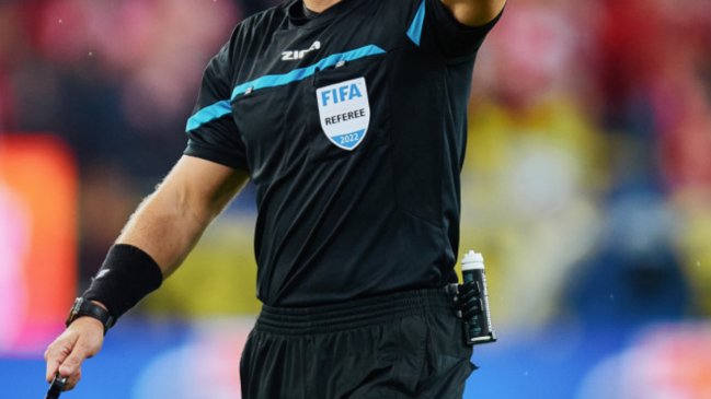 Arbitros fueron detenidos por robar una señal del tránsito en estado de ebriedad