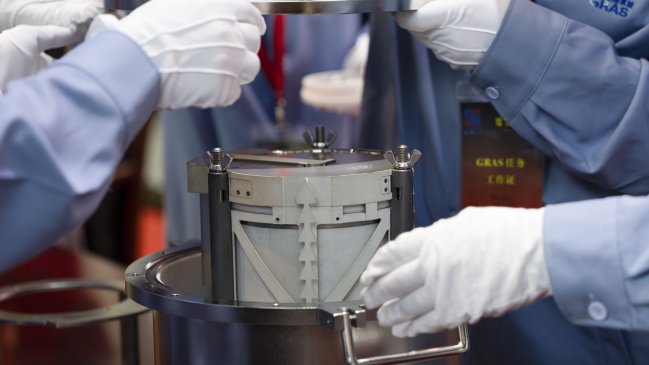 Científicos chinos descubren moléculas de agua en muestras lunares de la nave Chang'e-5