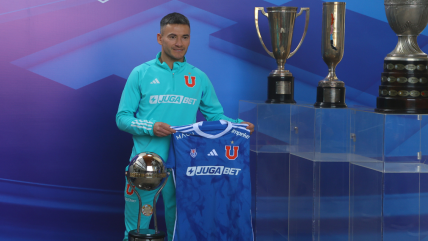   Charles Aránguiz posó con trofeos de la Copa América y Copa Sudamericana en su vuelta a la U 