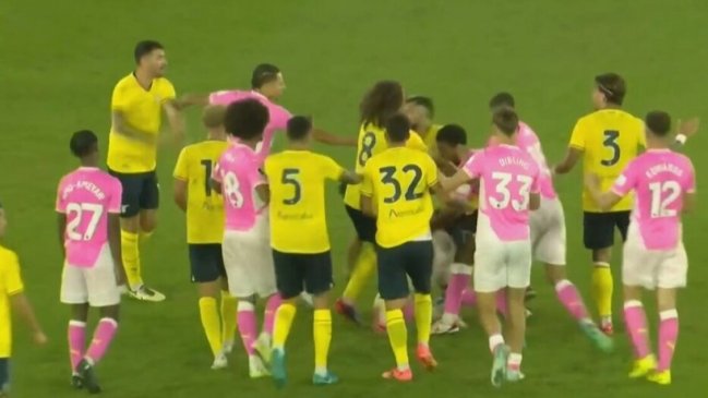 [VIDEO] Compañero de Brereton en Southampton protagonizó gresca en amistoso