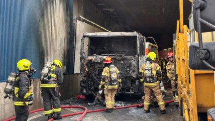  Camión se incendió en plena Costanera Norte  