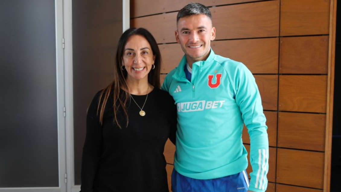 Cecilia Pérez le dio la bienvenida a Charles Aranguiz a Universidad de Chile