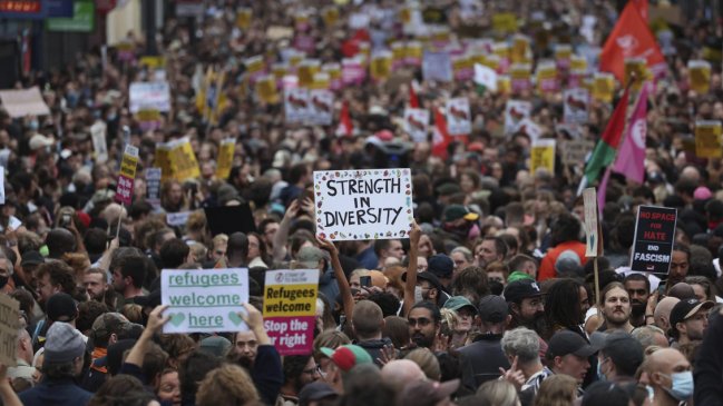   Irlanda del Norte: Nacionalistas y unionistas presentan un frente común para atajar el racismo y los disturbios 