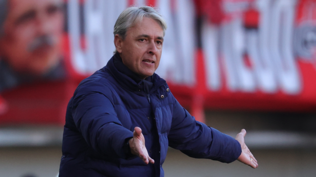 Tiago Nunes disparó contra la ANFP: No podemos tratar el torneo como si fuera de dos equipos