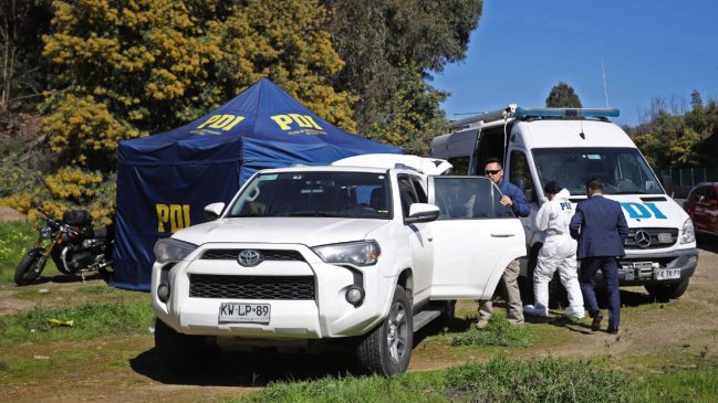 PDI investiga hallazgo de cuerpo y auto desbarrancado en Valparaíso