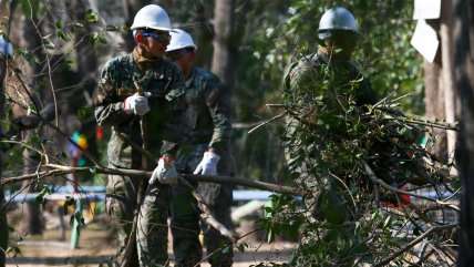   Militares se despliegan en Maipú para recoger escombros y acelerar trabajo de Enel 