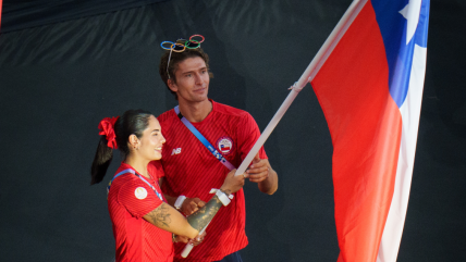   Clemente Seguel y Fernanda Aguirre portaron la bandera chilena en el adiós de París 2024 