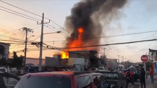   Violento incendio afectó a ocho viviendas en Antofagasta 