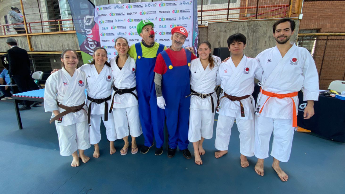 Exfutbolistas se disfrazaron para masiva Fiesta del Mes de la Niñez