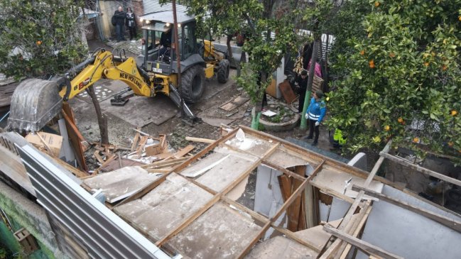 Desalojan y demuelen casa tomada en Quinta Normal