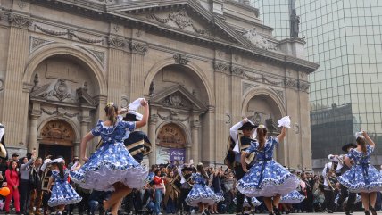   Huasos y chinas bailaron a la Virgen del Carmen en la Catedral de Santiago 