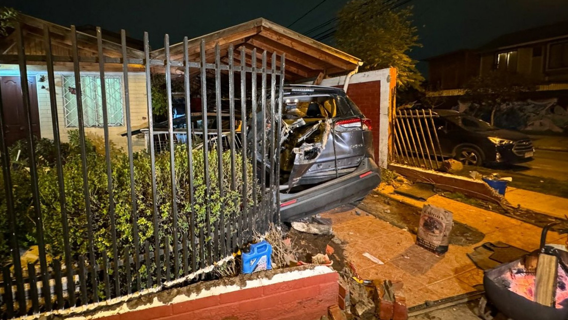 Delincuentes chocaron vehículo robado contra una casa en Maipú