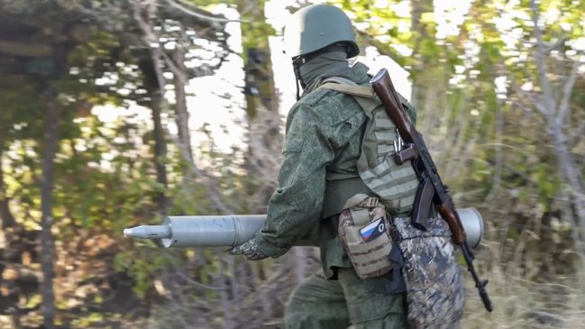 Impacto por video de militar ruso junto a combatiente ucraniano decapitado