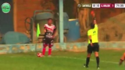   [VIDEO] Insólito: jugador fue expulsado tras orinar en pleno partido de Copa Perú 