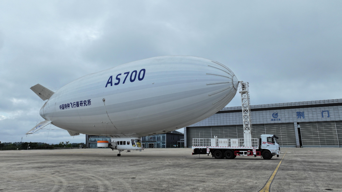 Dirigible tripulado AS700 de China realiza primer vuelo ferry transprovincial